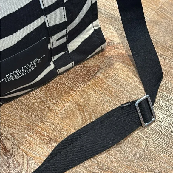 Marc Jacobs Black and White Tote Bag - Picture 6 of 7